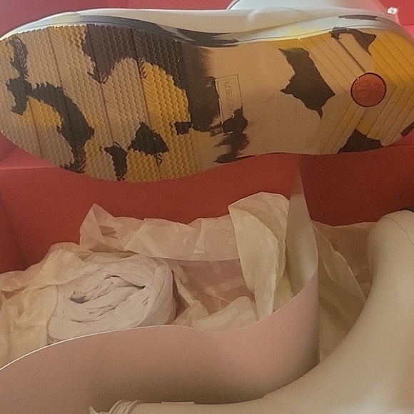 NIB Hunter play short rain boots size 9 off white with camo soles - Picture 3 of 5